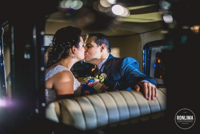 noivos se beijam dentro do carro