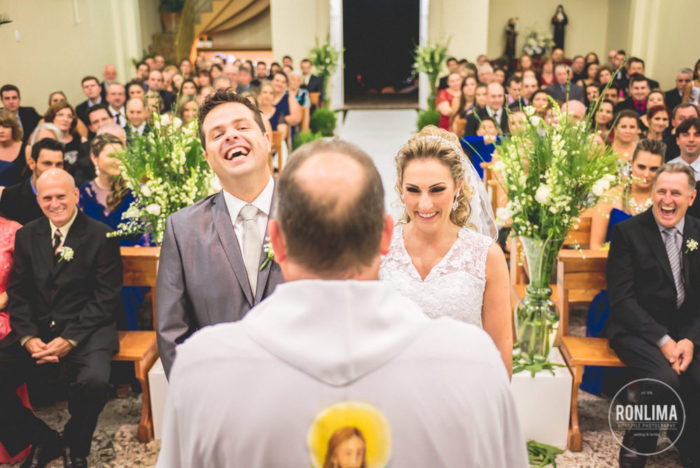 noivos felizes na cerimônia de casamento