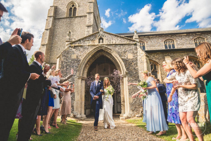 noivos saem da igreja