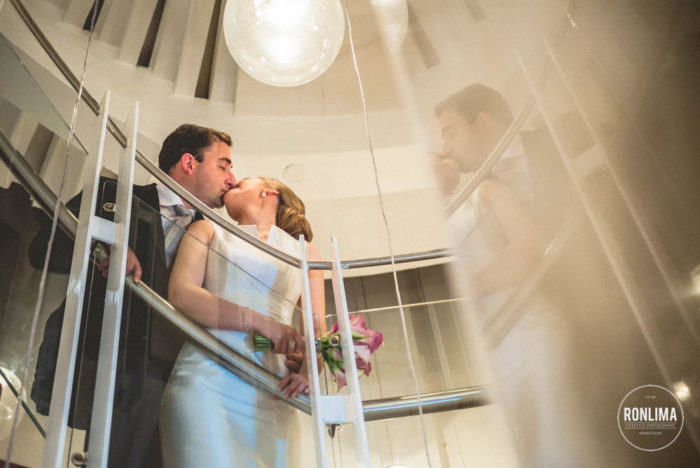 beijo dos noivos no ensaio fotográfico