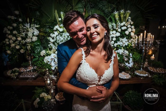 Ensaio dos noivos durante o casamento pé na areia